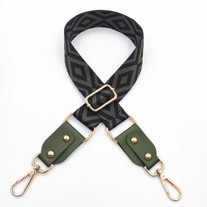 Détail de la bandoulière tissée à losanges avec ferrures dorées et cuir vert foncé