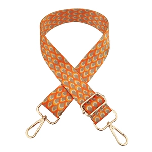 Detailed weave of 3.8cm adjustable shoulder strap with golden metal swivel hooks