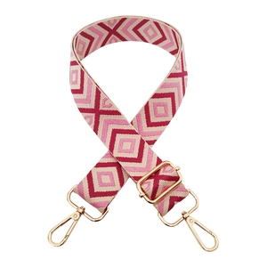 Dettaglio della tracolla a trama geometrica rosa con fibbie in metallo dorato regolabili