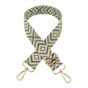 Dettaglio tracolla larga intrecciata verde e beige con motivi e chiusura in oro lucido