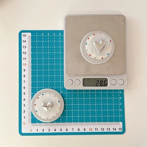 Detailansicht der magnetischen Handyhalterung mit 28,6g Gewicht und 4,5cm Durchmesser