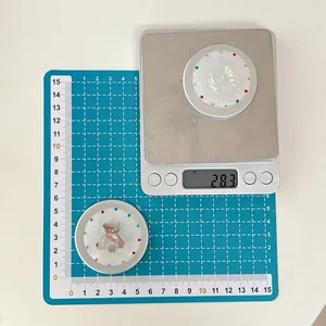 Detailed view of the 5cm iridescent phone grip weight and scale measurement showing 28.3g