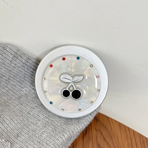 Detail der Kirsch-Handyhalterung mit Perlmutt-Inlay und bunten glitzernden Strasssteinen
