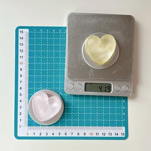 Detail showing measurement and weight of 3D heart-shaped pearl phone grip and stand