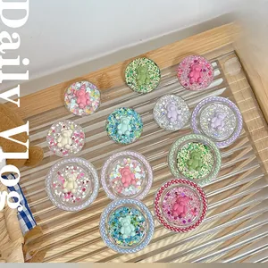 Gros plan de supports de téléphone ours à paillettes colorés avec bordure en perles