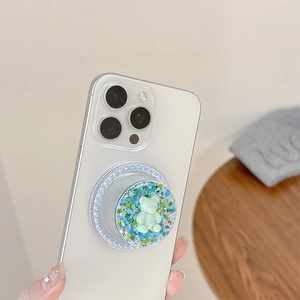 Vue détaillée d'un support de téléphone ours 3D avec paillettes sur un smartphone