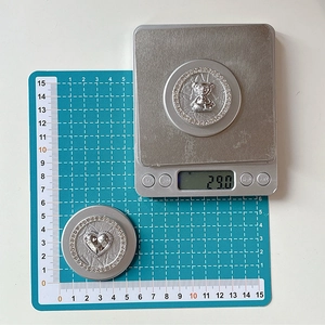 Macro view of magnetic phone grip weighing 29 grams with rhinestone bear and heart design