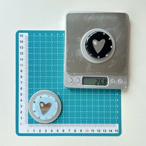 Macro view of magnetic heart mirror phone grip showing 5cm diameter and 26.8g weight