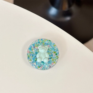 Détail macro du support ours 3D avec paillettes colorées sous résine transparente