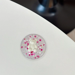 Détail d'un support de téléphone en résine avec ours 3D et paillettes roses