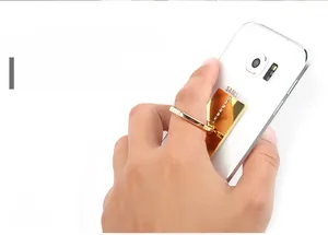 Detailaufnahme eines goldenen Handy-Ringhalters mit Strasssteinen auf einer Rückseite
