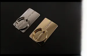 Details von silbernen und goldenen Handy-Ringhaltern aus Metall mit Strass-Inlay