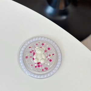 Détail du support de téléphone ours avec paillettes roses et bordure perlée