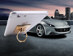 Detail eines goldenen Ring-Handyhalters mit Strasssteinen auf einem Smartphone