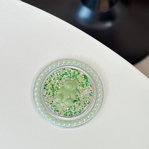 Gros plan d'un support de téléphone ours 3D vert menthe avec perles et paillettes MagSafe