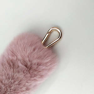 Bandoulière en fausse fourrure rose avec fermoir en métal doré pour sacs à main