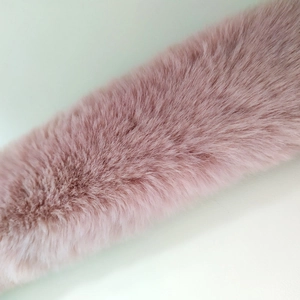 Bandoulière rose en fausse fourrure pour sac à main avec texture douce à poils longs