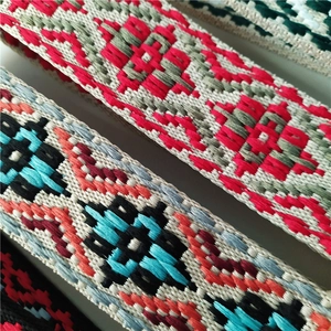 Détails de la sangle de sac brodée au motif géométrique bohème multicolore