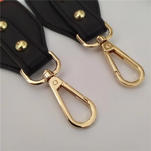 Ethno-Stil breiter Taschengurt mit goldenen Karabinern und Leder-Nieten-Details