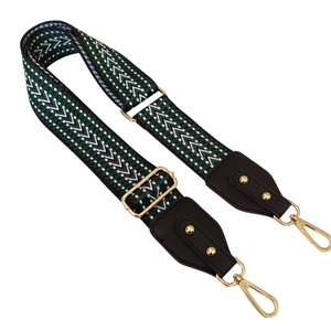 Verstellbarer breiter Ethno-Gurt mit grün-schwarzem Geometrie-Muster und Gold-Beschlägen