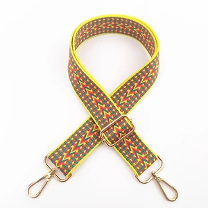 Détail de la bandoulière tissée géométrique avec crochets dorés et boucle réglable