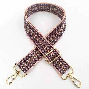 Détail de la sangle de sac réglable de 3,8 cm avec motifs géométriques brodés roses