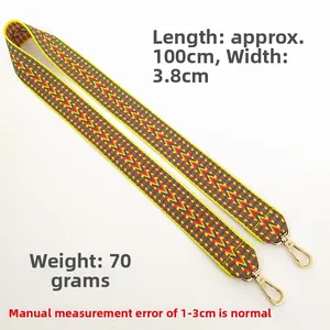 Détail de la bandoulière ethnique brodée avec crochets dorés, 3,8cm de large pour sacs