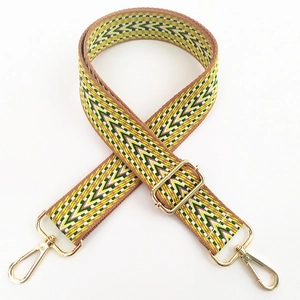 Détail d'une bandoulière brodée de 3,8 cm avec motif ethnique et fermoir doré
