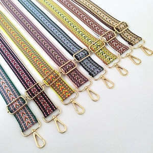 Détail de bandoulières larges en jacquard réglables avec divers motifs géométriques colorés