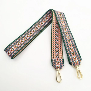Détail d'une bandoulière brodée de 3,8 cm avec motif chevron et mousquetons dorés