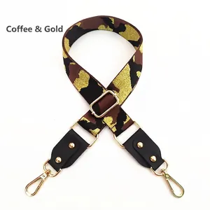 Detail eines verstellbaren Camouflage-Taschengurts mit Kaffee- und Gold-Metallicfäden