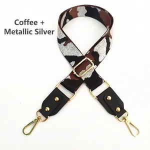 Detail von Taschenriemen mit Leoparden-Camo-Muster in Kaffee-Silber und Gold-Hardware
