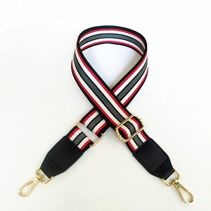 Détail d'une bandoulière tissée réglable aux rayures colorées et crochets dorés