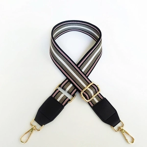 Détail de la bandoulière réglable en tissu rayé coloré avec des attaches en métal doré