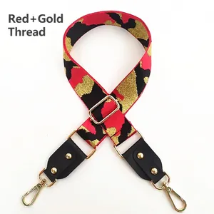 Verstellbarer breiter Taschenriemen mit rotem Tarnmuster und goldenen Metallic-Details