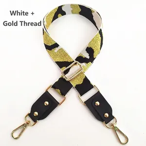 Details des verstellbaren Camouflage-Jacquard-Taschenriemens mit Goldfaden und Goldhaken