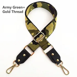 Detail von armeegrünem Camouflage-Schultergurt mit Goldfaden und goldenen Karabinern