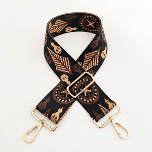 Détail de la sangle tissée ethnique avec boucles dorées et curseur de réglage
