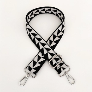Correa de hombro ancha ajustable con patrón geométrico de jacquard en blanco y negro
