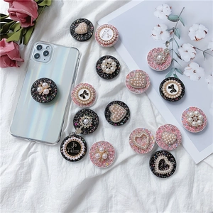 Collage eleganter Handy-Halterungen mit Perlen, Herzformen und Glitzersockeln
