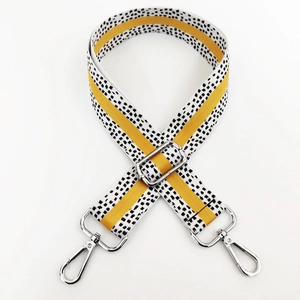 Detail eines gelben Pixel-Muster verstellbaren 3,8 cm Schultergurts mit Metallclips