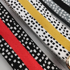 Nahaufnahme der 3,8 cm bunten gestreiften Taschenriemen mit goldener Metallschnalle