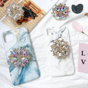 Nahaufnahme der luxuriösen Strass-Handyhalterung auf Marmor-Hülle für Smartphones