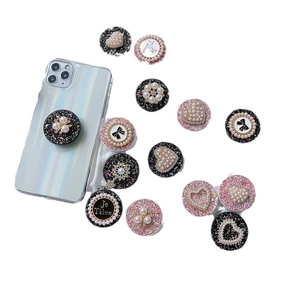 Auswahl an glitzernden Handy-Grip-Haltern mit Perlen, Strass und Herz-Motiven