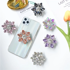 Dettaglio di supporti per telefono a forma di fiore con cristalli in vari colori