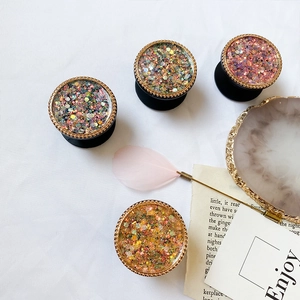 Vue détaillée de supports de téléphone à paillettes avec bordure dorée élégante