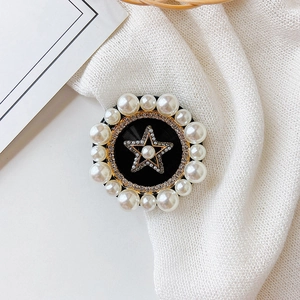 Detailed top view of rhinestone star phone socket with elegant pearl border decoration