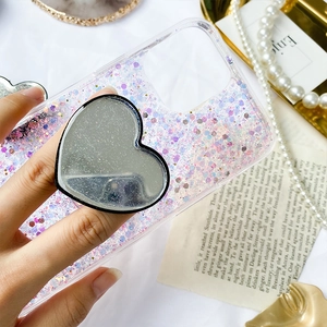 Dettaglio macro del supporto cuore su una custodia con glitter liquidi viola