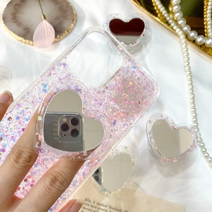 Détail du support miroir cœur avec paillettes roses sur une coque transparente