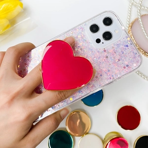 Dettaglio del supporto per telefono a forma di cuore con bordo metallico